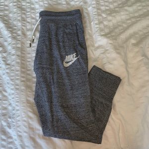 Grey Nike capris pants